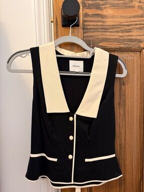 Reformation Black and Cream Sleeveless V-Neck Button Front Shit